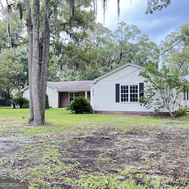 ranch-style home with a front lawn