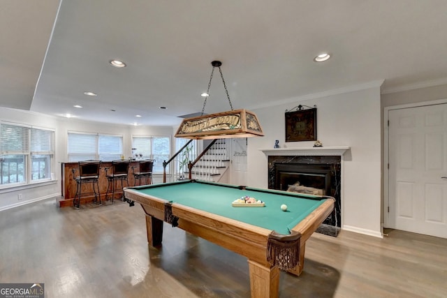 playroom featuring crown molding, baseboards, a dry bar, wood finished floors, and billiards