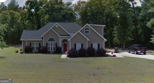 view of front of property featuring a front yard