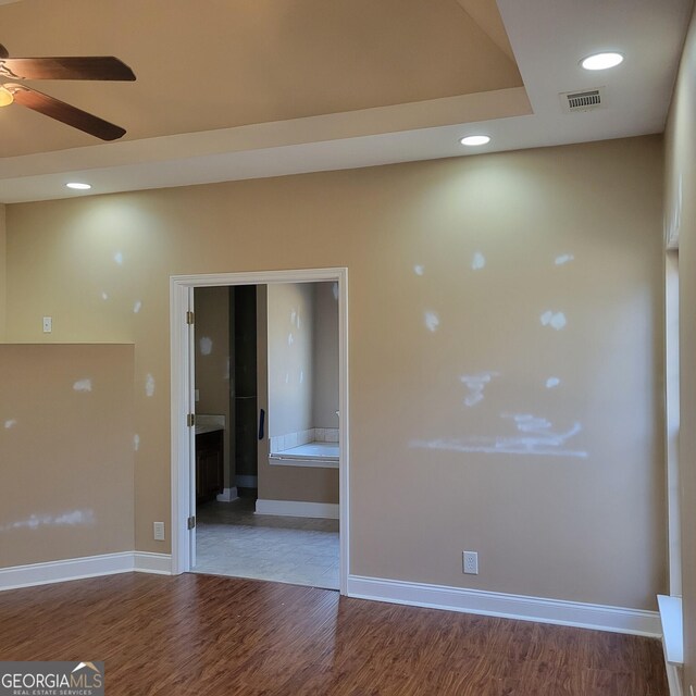 bathroom featuring a notable chandelier and a whirlpool tub