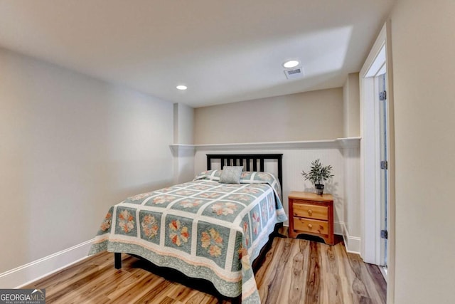 bedroom featuring visible vents, recessed lighting, baseboards, and wood finished floors