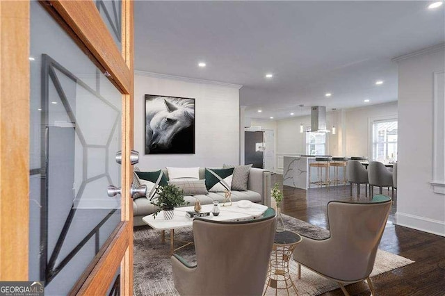 living room with crown molding, recessed lighting, wood finished floors, and baseboards