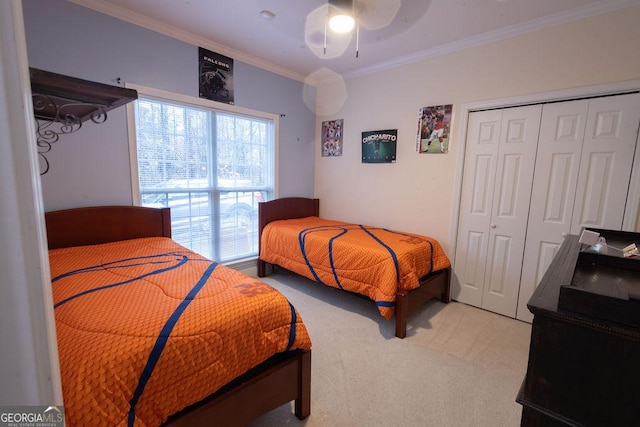 bedroom featuring crown molding, light colored carpet, a closet, and ceiling fan