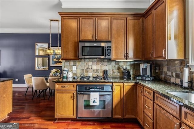 kitchen with tasteful backsplash, dark wood-style floors, stainless steel appliances, and ornamental molding