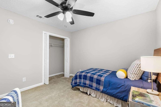 bedroom featuring visible vents, ceiling fan, baseboards, carpet floors, and a closet