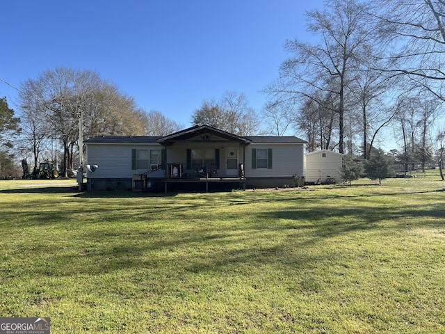 manufactured / mobile home with a front yard