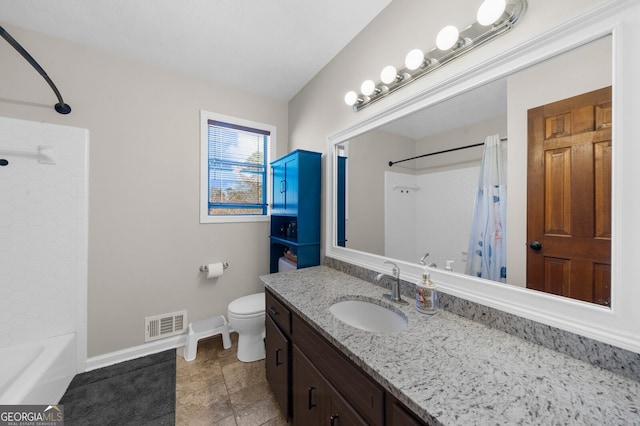 full bath featuring vanity, baseboards, visible vents, shower / bath combination with curtain, and toilet