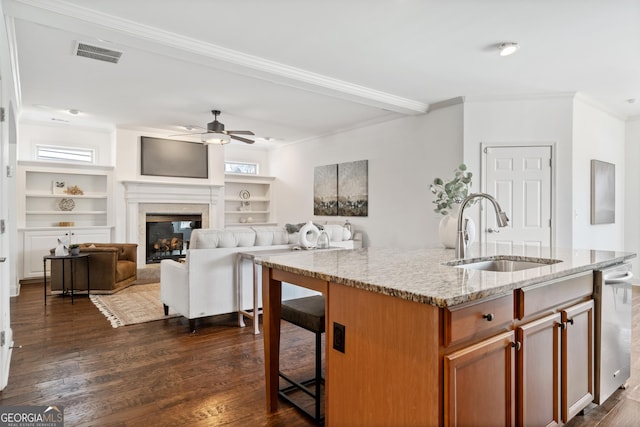 kitchen featuring visible vents, a kitchen bar, a sink, dark wood-style floors, and ceiling fan