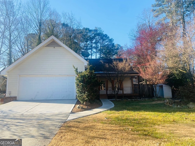 ranch-style home featuring a front lawn and covered porch