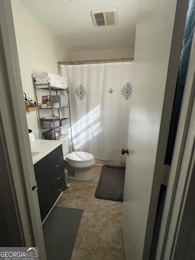 full bathroom featuring visible vents, toilet, vanity, and a shower with curtain