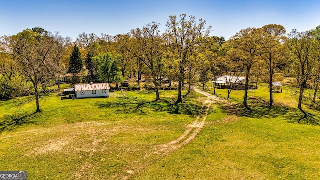 view of yard with an outdoor structure