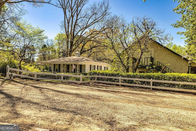 view of front facade featuring a fenced front yard