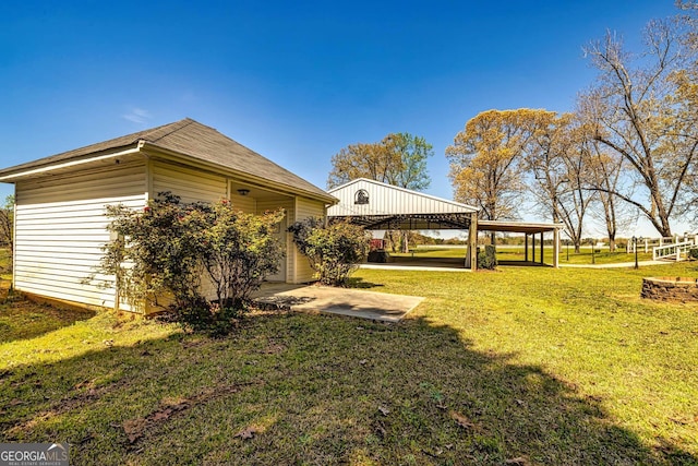 view of yard featuring a patio area