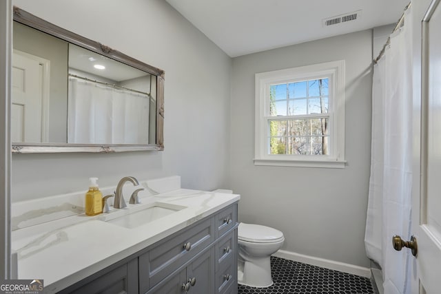 bathroom featuring visible vents, toilet, curtained shower, baseboards, and vanity