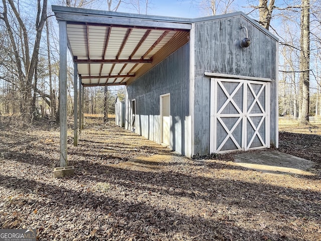 view of outdoor structure featuring a carport and an outdoor structure