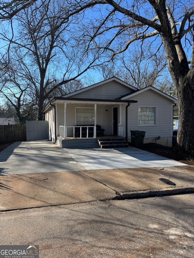 view of front of property featuring covered porch and fence