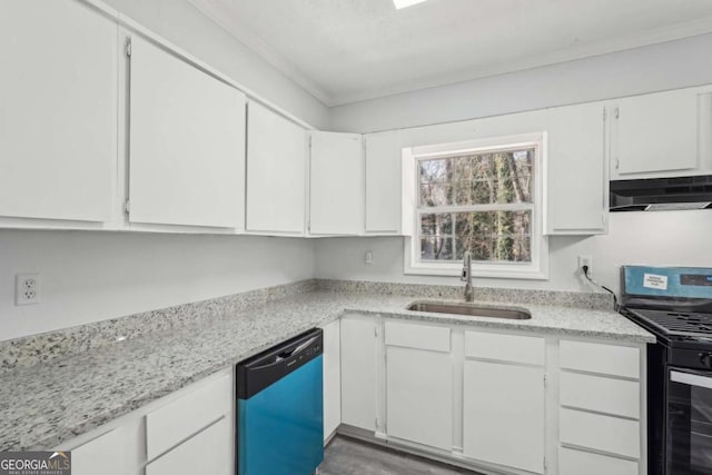 kitchen featuring under cabinet range hood, a sink, gas range oven, white cabinets, and dishwashing machine