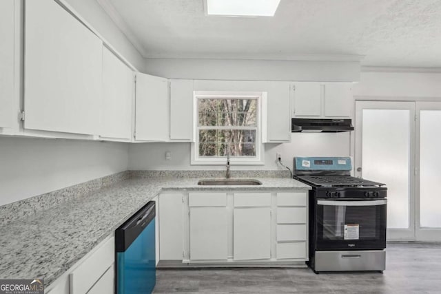 kitchen featuring dishwashing machine, a sink, ornamental molding, under cabinet range hood, and stainless steel gas range oven