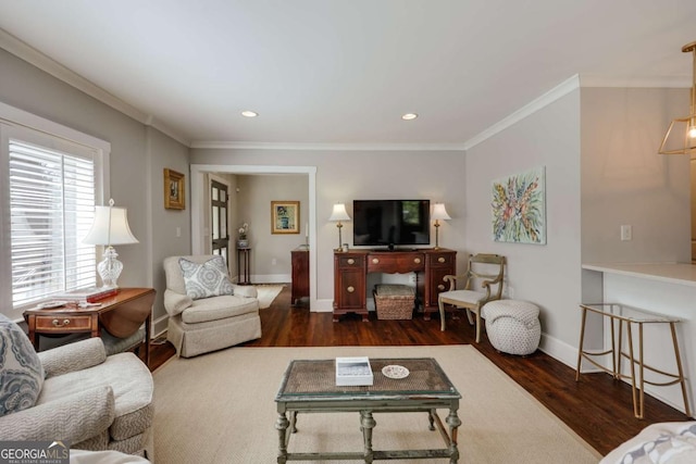 living room with recessed lighting, baseboards, wood finished floors, and ornamental molding