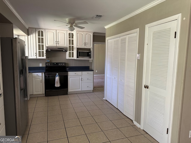 kitchen with under cabinet range hood, visible vents, appliances with stainless steel finishes, and ornamental molding