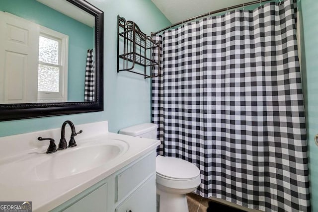 full bathroom featuring a shower with shower curtain, toilet, and vanity