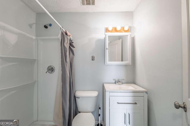 full bathroom with visible vents, toilet, a shower with shower curtain, a textured ceiling, and vanity