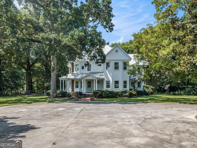 view of front facade with a front yard and fence