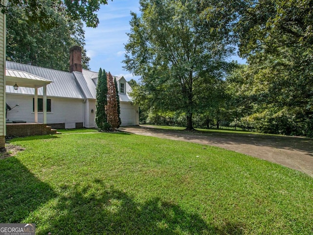 view of yard with driveway