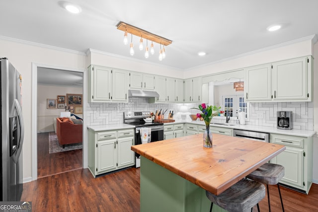 kitchen with under cabinet range hood, dark wood-style floors, stainless steel appliances, and crown molding