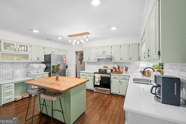 kitchen with under cabinet range hood, stainless steel appliances, crown molding, and a sink