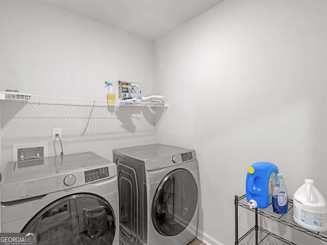 laundry area with washer and clothes dryer, laundry area, and baseboards