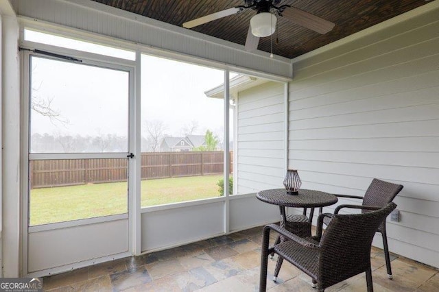 sunroom with ceiling fan