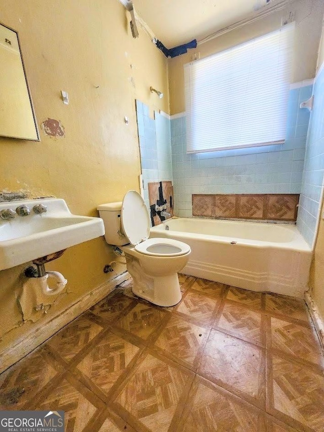 full bath featuring toilet and shower / bath combination