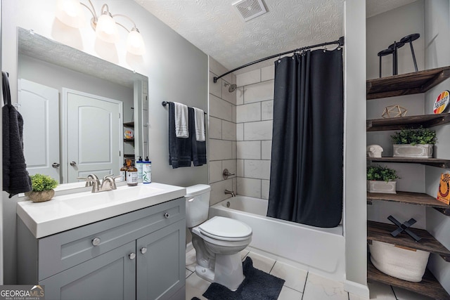 full bathroom featuring shower / bath combination with curtain, toilet, vanity, visible vents, and a textured ceiling