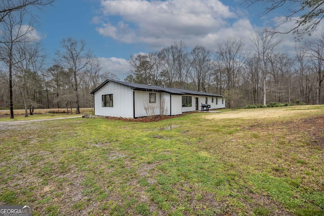 view of front of house featuring a front lawn