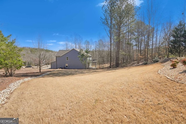 view of yard featuring driveway