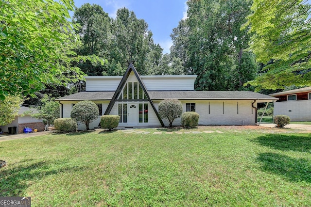 view of front of property featuring a front lawn and roof with shingles