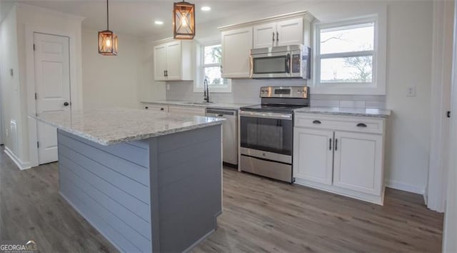 kitchen with a sink, dark wood-type flooring, white cabinets, and stainless steel appliances