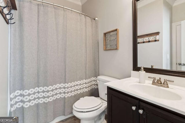 full bath featuring a shower with shower curtain, toilet, and vanity