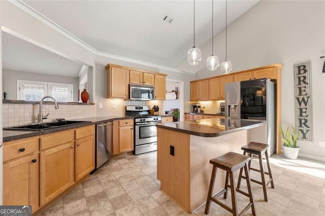 kitchen featuring tasteful backsplash, stainless steel appliances, a kitchen bar, and a sink