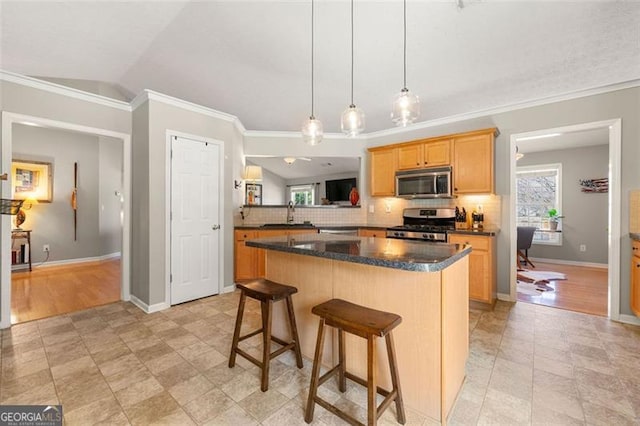 kitchen with tasteful backsplash, a center island, a kitchen bar, lofted ceiling, and appliances with stainless steel finishes