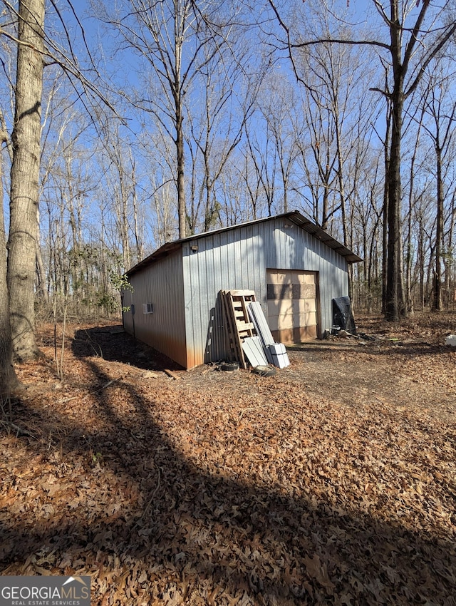 view of outdoor structure featuring an outbuilding and driveway