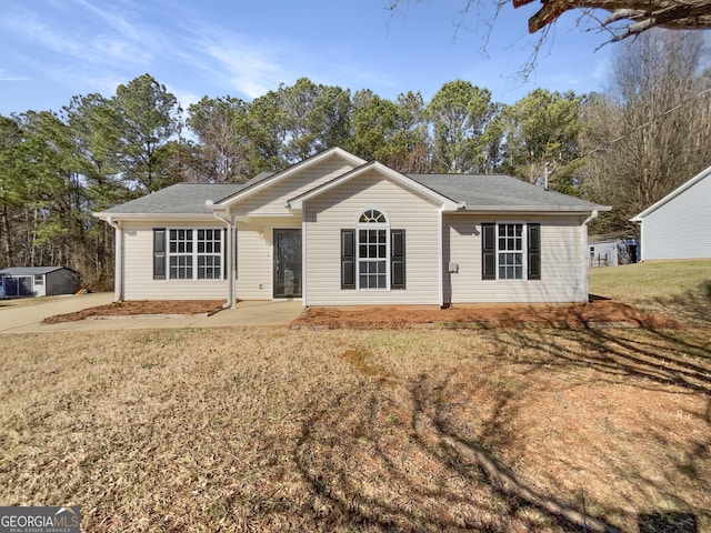 single story home featuring a front yard