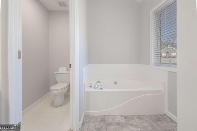 full bath featuring visible vents, baseboards, toilet, and a bath