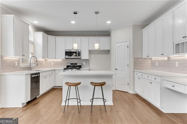 1900 Sanborne Way, Dacula, GA 30019 - kitchen featuring stainless steel appliances, a sink, backsplash, crown molding, and white cabinetry