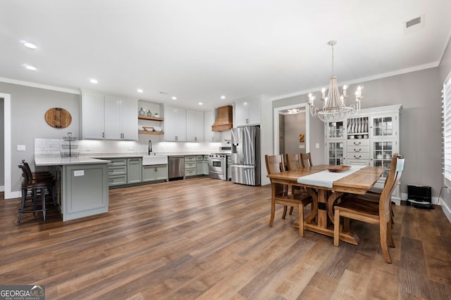 dining space featuring dark wood-style floors, recessed lighting, crown molding, and baseboards