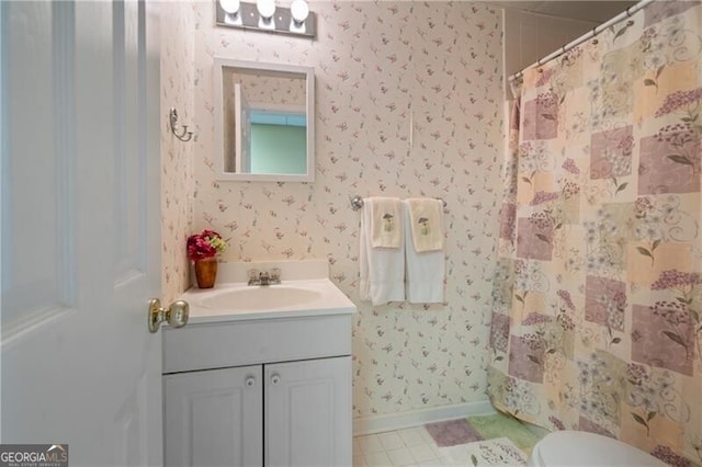 full bath featuring wallpapered walls, baseboards, toilet, a shower with shower curtain, and vanity