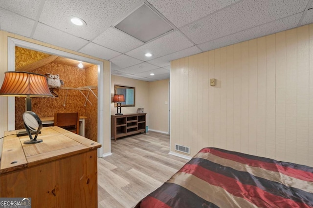 bedroom with visible vents, baseboards, a drop ceiling, light wood-type flooring, and recessed lighting