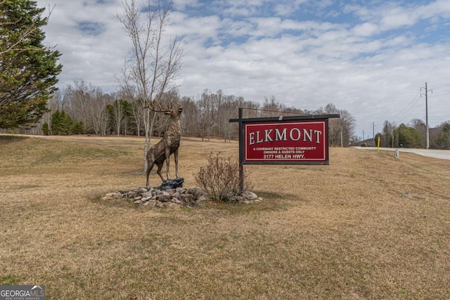 community / neighborhood sign featuring a lawn