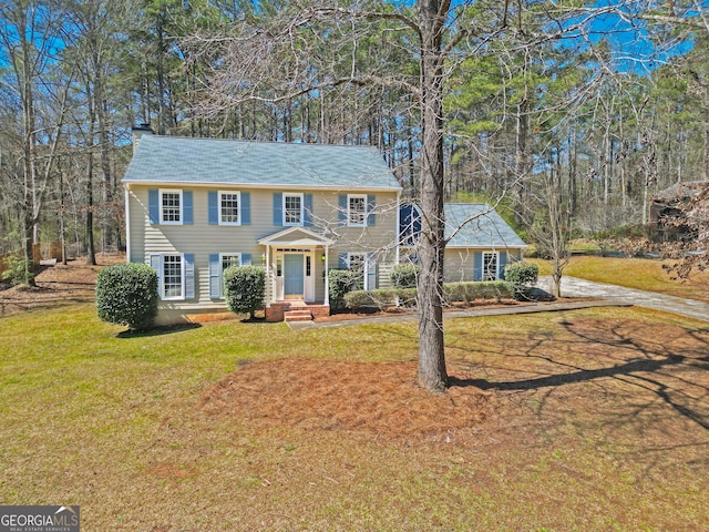 colonial inspired home featuring a front yard